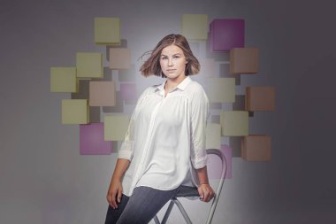 18 yaşındaki iş elbiseli kızın stüdyo portresi.