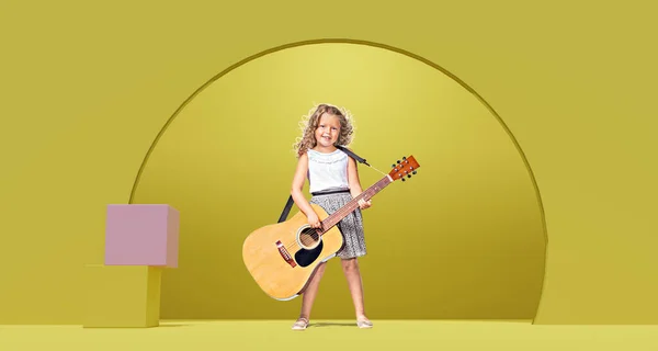 Retrato Uma Jovem Com Uma Guitarra Palco — Fotografia de Stock