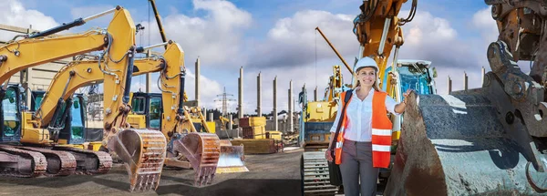 Een Jonge Vrouwelijke Constructeur Bij Bouw Van Een Nieuwe Fabriek — Stockfoto
