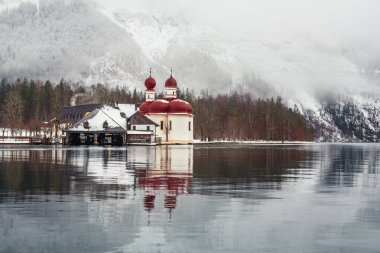 Koenigssee Gölü ve St. Bartholomew Kilisesi, Berchtesgaden, Almanya, Avrupa