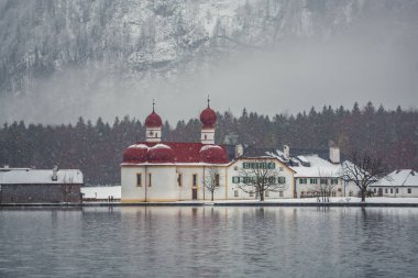 Koenigssee Gölü ve St. Bartholomew Kilisesi, Berchtesgaden, Almanya, Avrupa