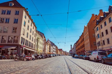 Augsburg, Bavyera, Almanya - Eylül 2018: Almanya 'nın Bavyera kentinin gündüz manzarası