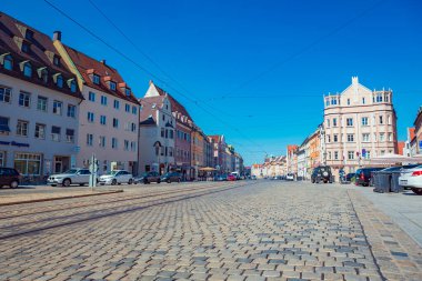 Augsburg, Bavyera, Almanya - Eylül 2018: Almanya 'nın Bavyera kentinin gündüz manzarası