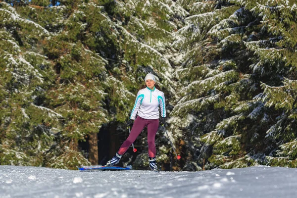 Una Donna Allo Sci Fondo Langlauf Che Corre Nella Foresta — Foto Stock