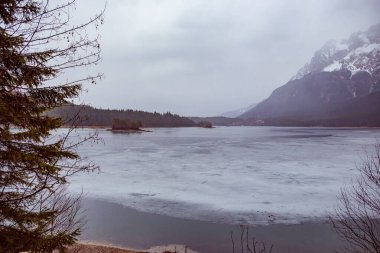 Göl Eibsee, yağmur hava bahar, Garmisch-Partenkirchen, Almanya Alpleri'nde
