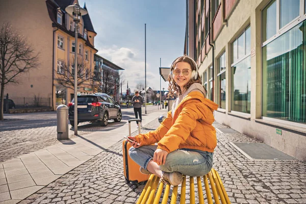 一个少女在德国小镇旅行时的画像 — 图库照片