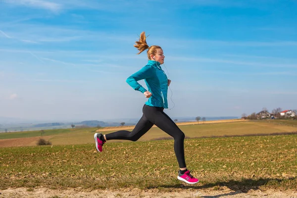 Ung Flicka Joggar Landsbygden Spår Våren — Stockfoto