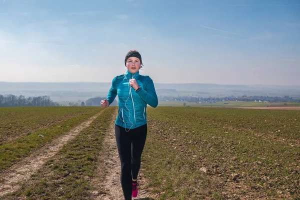 Ung Flicka Joggar Landsbygden Spår Våren — Stockfoto