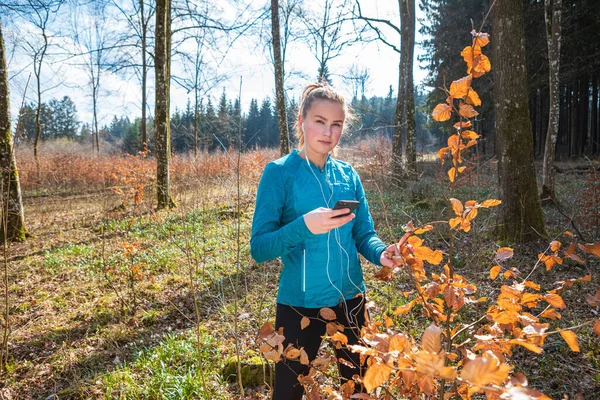 Junges Mädchen Joggt Zur Frühlingszeit Wald — Stockfoto