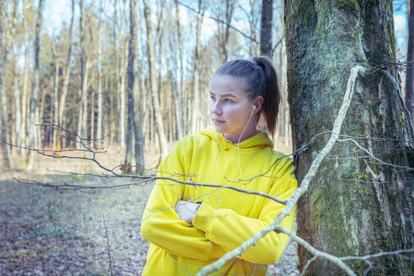 Jong Meisje Joggen Het Bos Het Voorjaar Tijd — Stockfoto