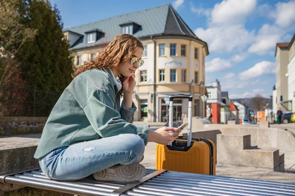一个少女在德国小镇旅行时的画像 — 图库照片