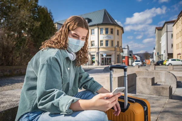 Ritratto Adolescente Viaggio Una Città Con Una Maschera Facciale Medica — Foto Stock