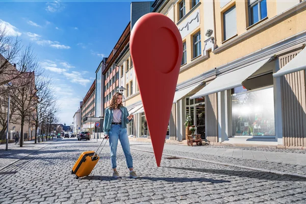 Portrait Une Adolescente Voyage Dans Une Ville Côté Point Navigation — Photo