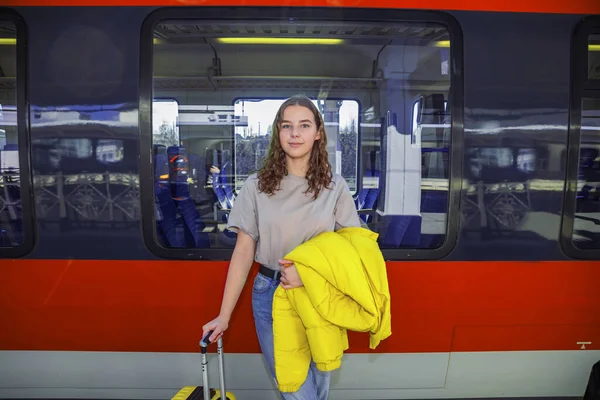 Retrato Una Adolescente Estación Tren —  Fotos de Stock