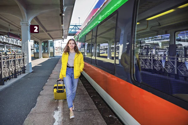 Tren Istasyonundaki Genç Bir Kızın Portresi — Stok fotoğraf
