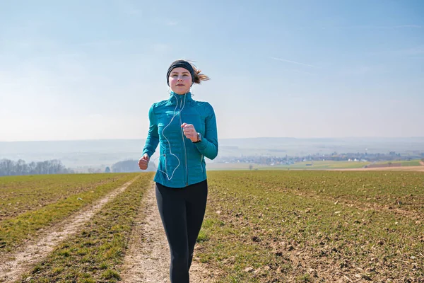 Giovane Ragazza Che Jogging Sul Sentiero Rurale Primavera — Foto Stock