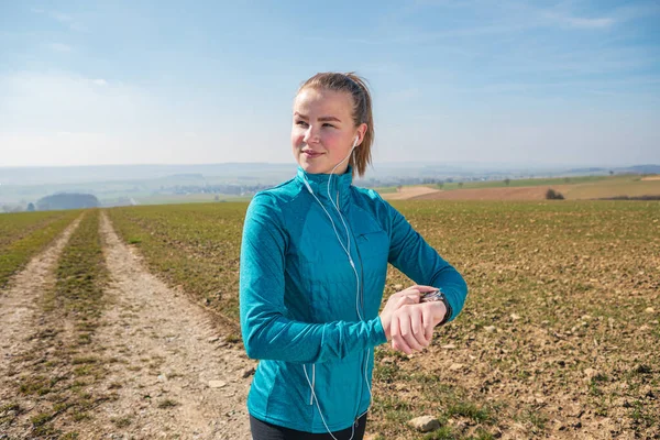 Junges Mädchen Joggt Zur Frühlingszeit Auf Feldweg — Stockfoto