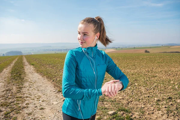 Ung Flicka Joggar Landsbygden Spår Våren — Stockfoto