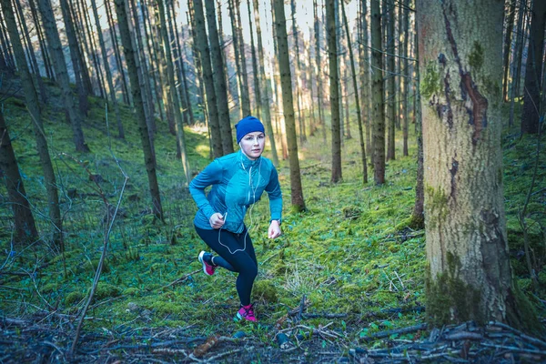 Νεαρή Κοπέλα Που Τρέχει Στο Δάσος Την Άνοιξη — Φωτογραφία Αρχείου