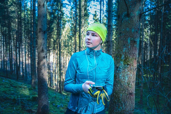 Jong Meisje Joggen Het Bos Het Voorjaar Tijd — Stockfoto