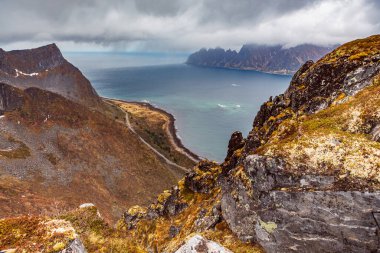 Dağ Husfjellet Norveç'te adadan Senja manzara görünümünü