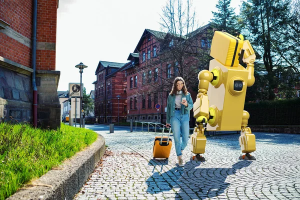 一个带着手提箱和机器人在城市街道上行走的少女 — 图库照片