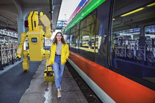 Imagem Simbólica Para Viajar Com Robô Trem Uma Adolescente Com — Fotografia de Stock