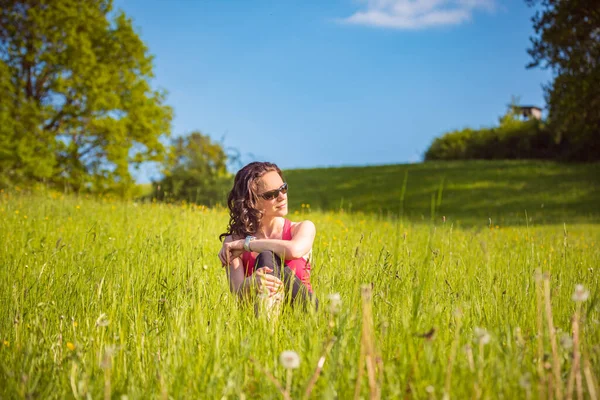 Giovane Donna Prendendo Una Pausa Facendo Jogging Attraverso Paesaggio Rurale — Foto Stock
