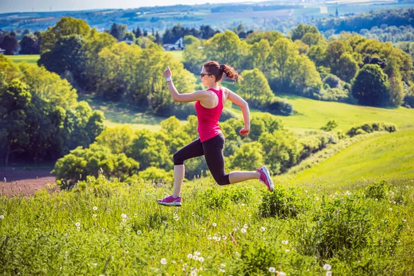 Jeune Femme Faisant Jogging Dans Paysage Rural — Photo
