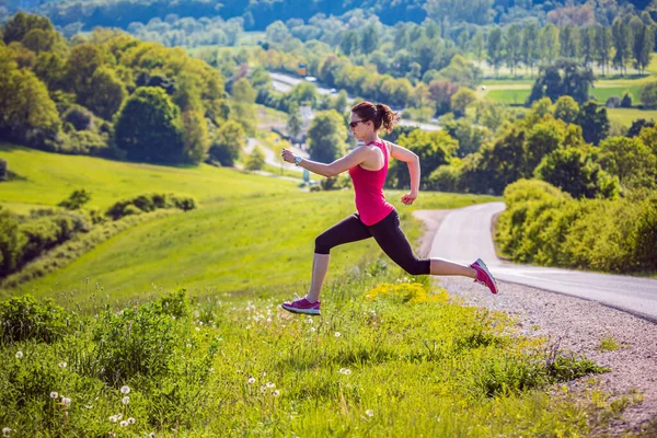 Mladá Žena Jogging Přes Venkově Krajiny — Stock fotografie