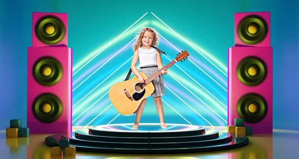 무대에서 기타를 여자의 초상화 — 스톡 사진