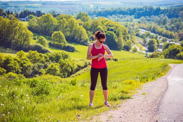 Mladá Žena Jogging Přes Venkově Krajiny — Stock fotografie