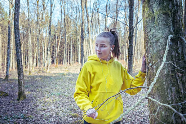 Ung Flicka Jogga Skogen Våren — Stockfoto