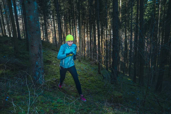 Junges Mädchen Joggt Zur Frühlingszeit Wald — Stockfoto
