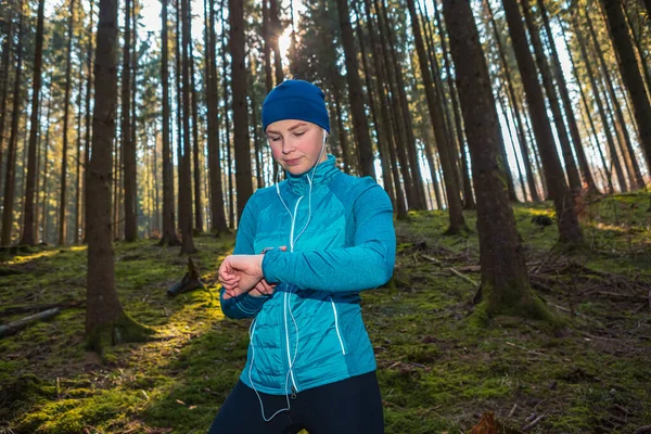 Ung Flicka Jogga Skogen Våren — Stockfoto