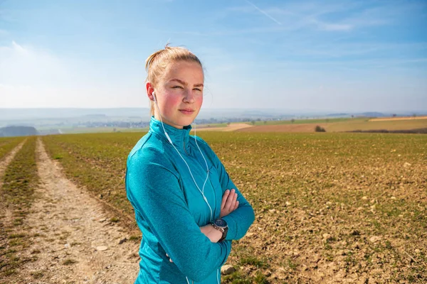 Ung Flicka Joggar Landsbygden Spår Våren — Stockfoto