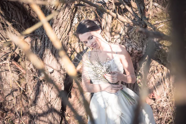 Retrato Livre Uma Noiva Com Buquê Noiva Vestido Noiva — Fotografia de Stock