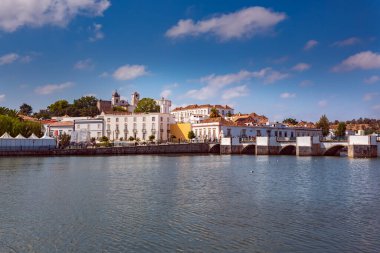 TAVIRA, ALGARVE, PORTUGAL - CIRCA EPTEMBER, 2015: Güney Portekiz 'deki Algarve' deki Tavira kasabasının Rio Gilao gezinti alanı