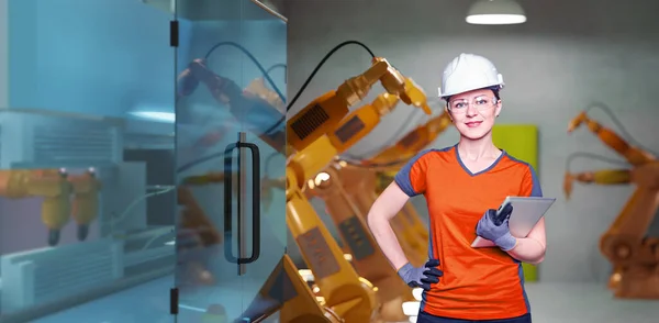 製造工場で建設中の若い女性技術者 — ストック写真