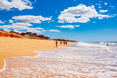 QuARTEIRA, ALGARVE, PORTUGAL - CRCA EPTEMBER, 2015: Quarteira, Algarve, Portekiz plajı