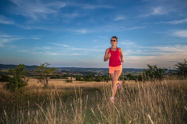 Mujer Joven Corriendo Frente Paisaje Rural — Foto de Stock