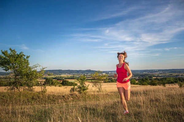 Ung Kvinna Jogga Framför Landsbygden Landskap — Stockfoto