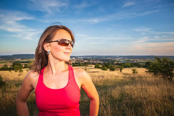 Młoda Kobieta Jogging Przed Wiejskim Krajobrazie — Zdjęcie stockowe