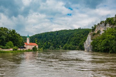 Almanya, Bavyera, Regensburg yakınlarındaki Tuna Nehri kıyısı ve Weltenburg Manastırı