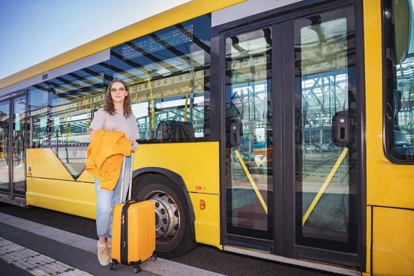 Retrato Uma Adolescente Estação Ônibus — Fotografia de Stock