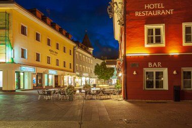 INNICHEN, İTALYA - CIRCA ECTOBER, 2010: Dolomite Alplerindeki Innichen kasabası, geceleyin, İtalya, Avrupa