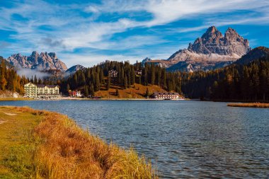 Lago Misurina diğer adıyla Misurina Gölü Dolomite Alpleri, İtalya, Avrupa