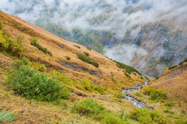 Avusturya 'nın Güney Tyrol kentindeki Grossglockner dağına giden yüksek dağlık yol.