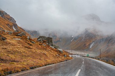 Avusturya 'nın Güney Tyrol kentindeki Grossglockner dağına giden yüksek dağlık yol.