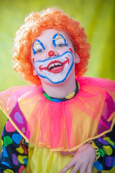 Liten Flicka Utklädd Till Clown — Stockfoto